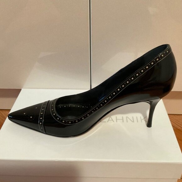 MANOLO BLAHNIK Quitohi Spectator Black Patent Leather Pumps - Picture 2 of 12